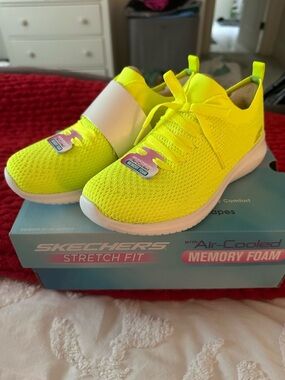 Skechers Neon Yellow / Green Stretch Fit - NEVER WORN